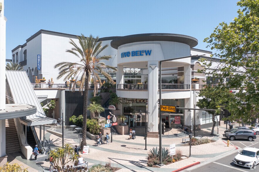 More Photos Of 106-146 S Brand Blvd, Glendale Unknown For Lease