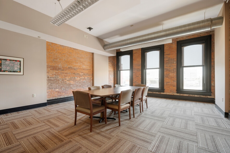 More Photos Of 108 S Walnut St, Muncie Office For Sale