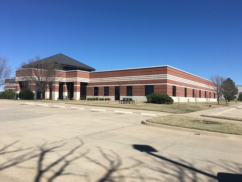 More Photos Of 2800 S Rock Rd, Wichita Office For Sale