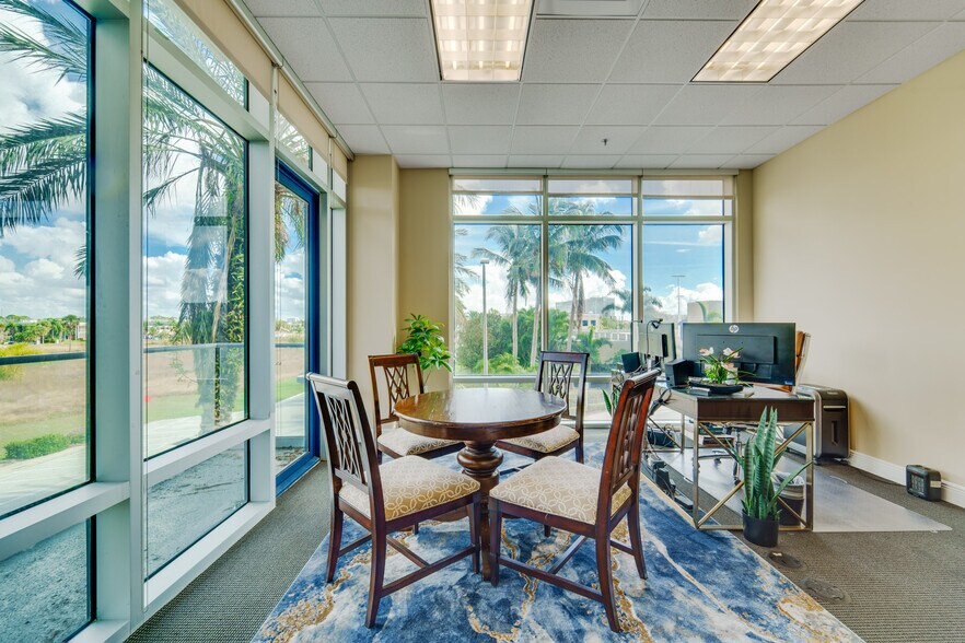 More Photos Of 5550 W Executive Dr, Tampa Office Residential For Lease