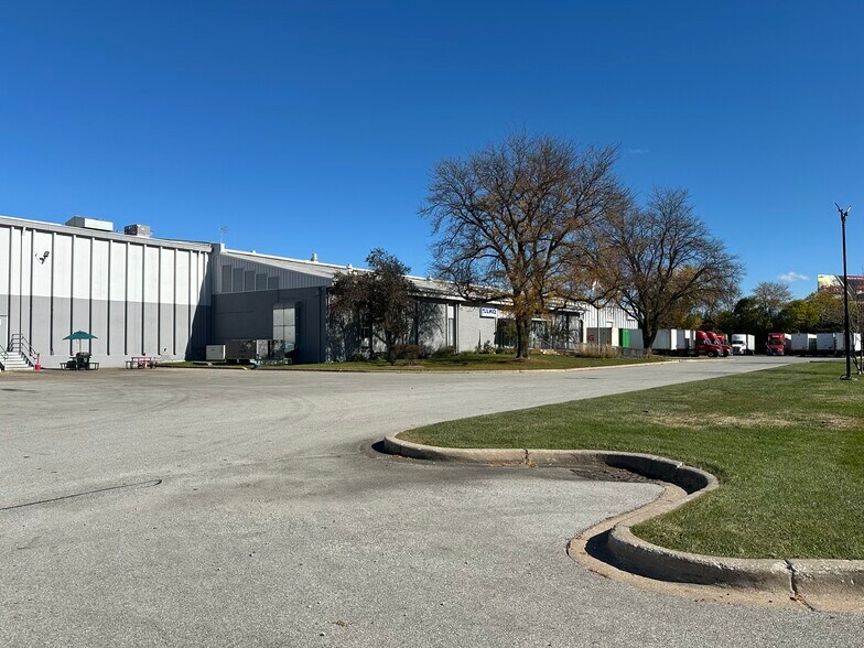 More Photos Of 5100 W 123rd St, Alsip Warehouse For Lease