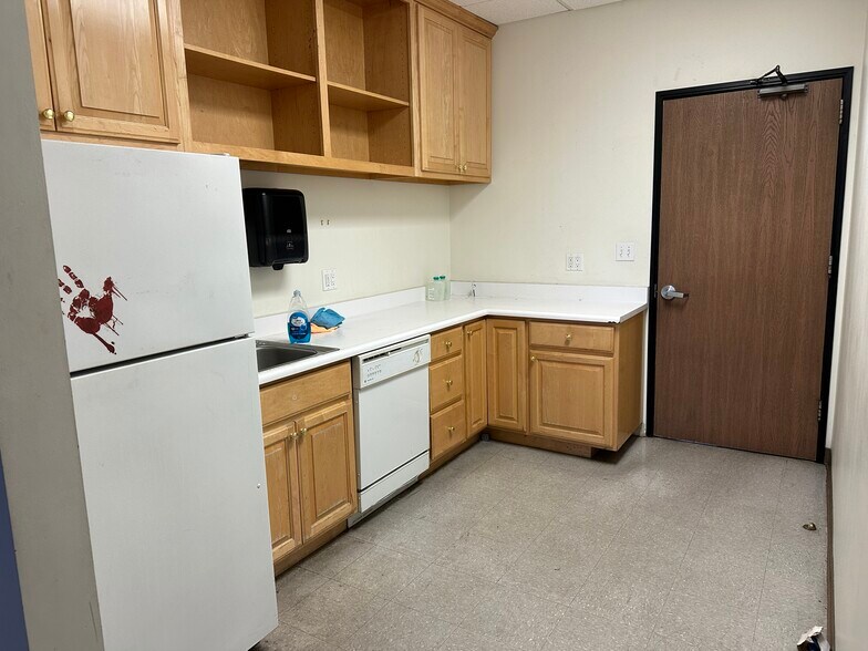 More Photos Of 21130 Centre Pointe Pky, Santa Clarita Warehouse For Lease