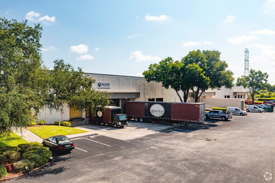 More Photos Of 3502 Queen Palm Dr, Tampa Warehouse For Lease