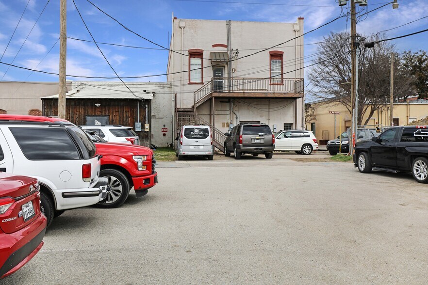 More Photos Of 150 W Main St, Lewisville Bar For Lease