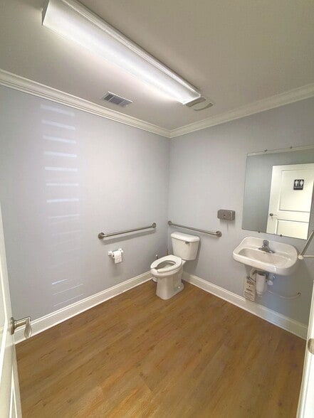 More Photos Of 413 W Montgomery Cross Rd, Savannah Office For Sale