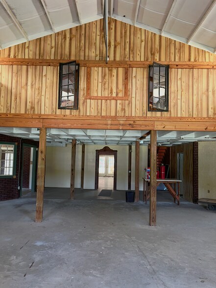 More Photos Of 938 Springdale Dr, Clinton Garden Center For Sale