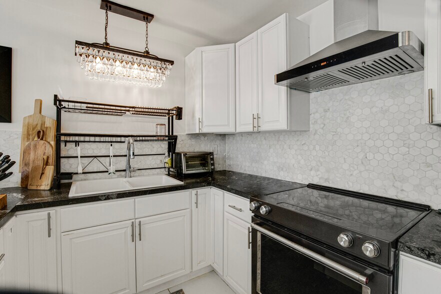 More Photos Of 1959 Grace Ave, Los Angeles Apartments For Sale