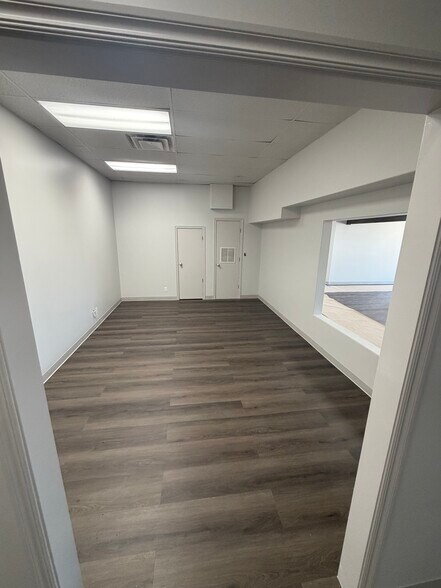 More Photos Of 10934 E 55th Pl, Tulsa Distribution For Lease