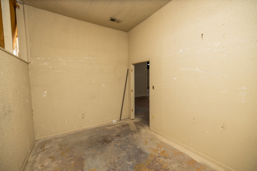 More Photos Of 1016-1020 N 10th St, Kansas City Light Distribution For Sale