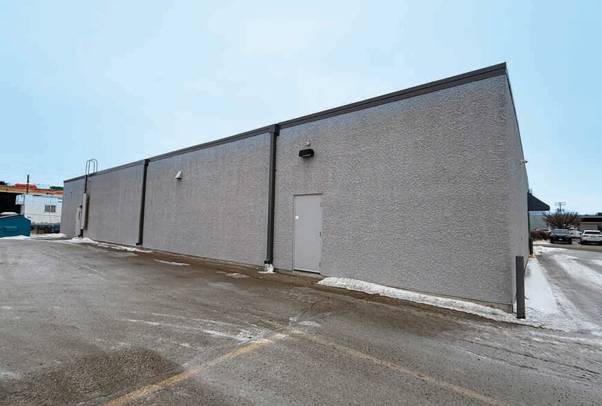 More Photos Of 850 Regent Av W, Winnipeg General Retail For Lease