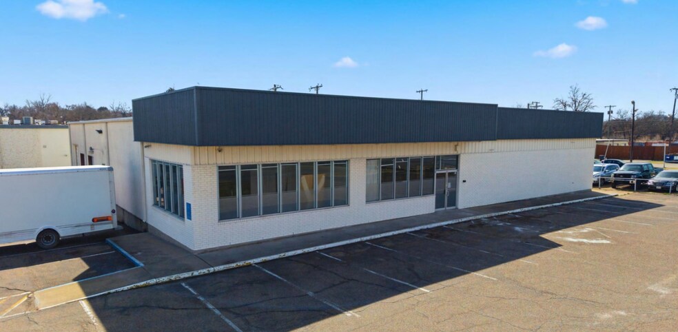 Primary Photo Of 1818 Franklin Ave, Waco Auto Repair For Sale
