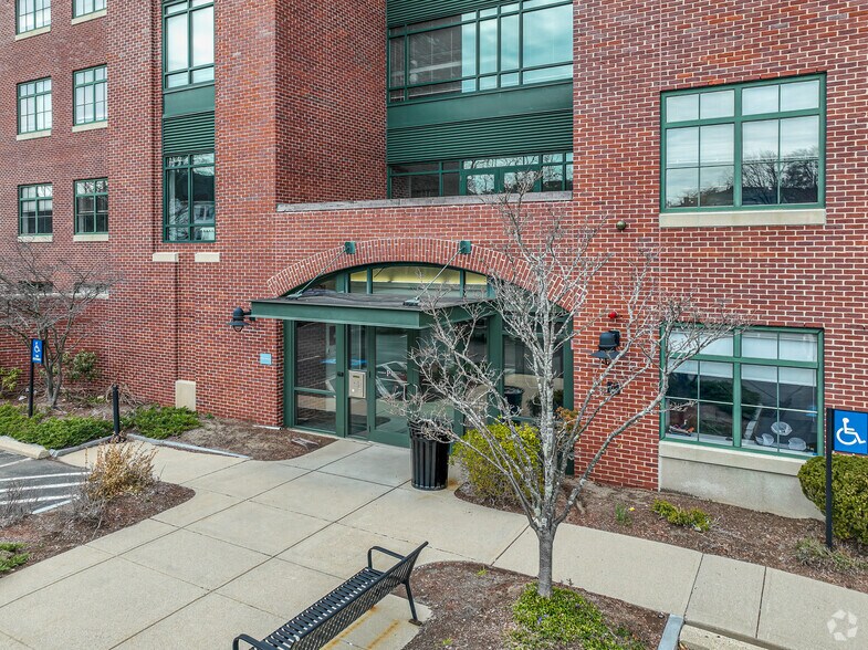 More Photos Of 260 Charles St, Waltham Office For Lease