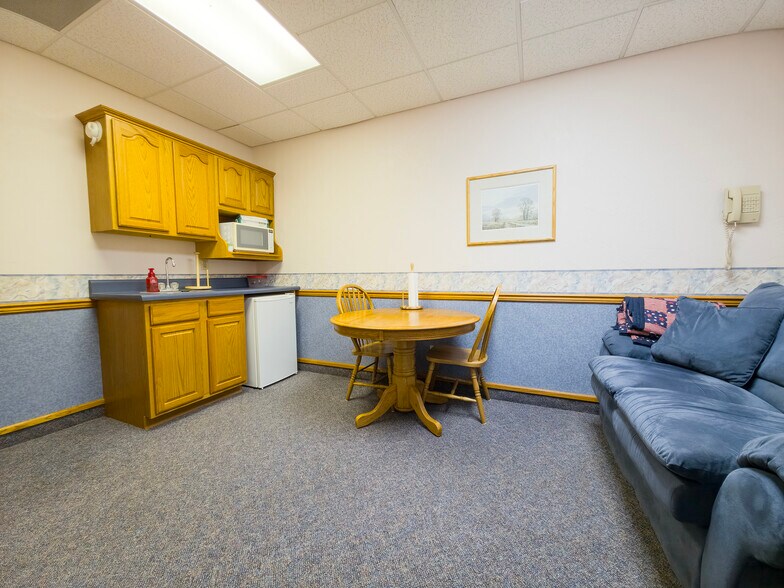 More Photos Of 2103 W 9th St, Mount Carmel Office For Sale