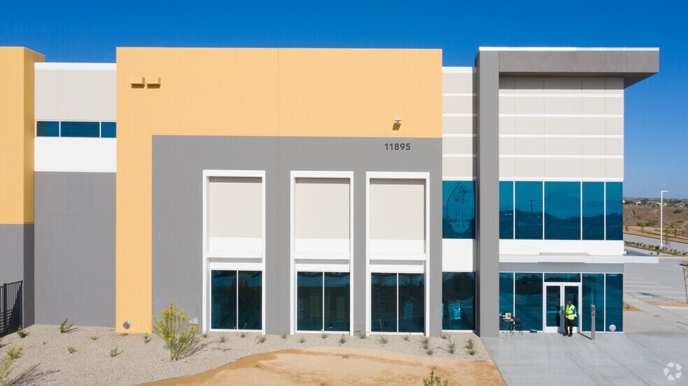 More Photos Of 11895 Cedar St, Hesperia Distribution For Lease