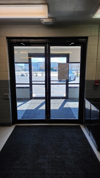 More Photos Of 2080 W 20th Ave, Oshkosh Flex For Sale