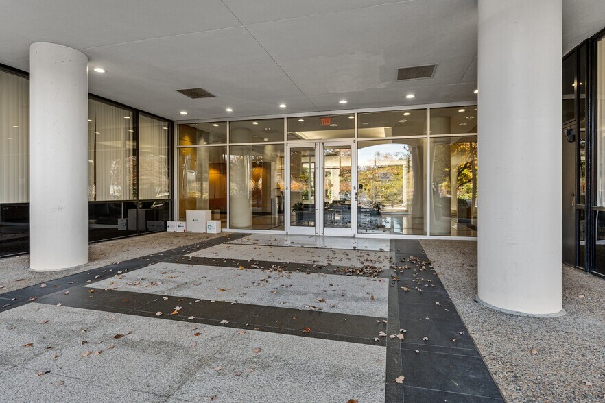 More Photos Of 8229 Boone Blvd, Vienna Unknown For Lease