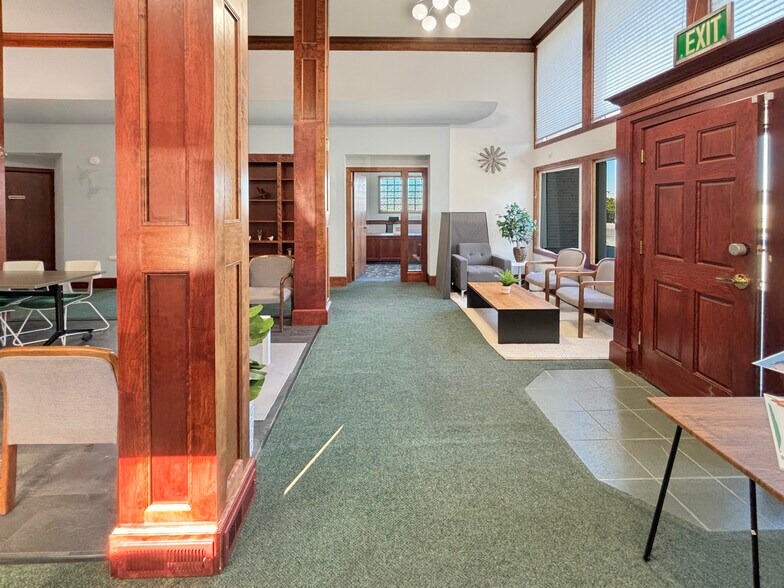 More Photos Of 740 SE Pioneer Way, Oak Harbor Office For Lease