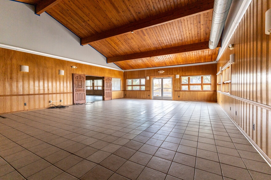 More Photos Of 240 N River Rd, Mount Clemens Freestanding For Sale