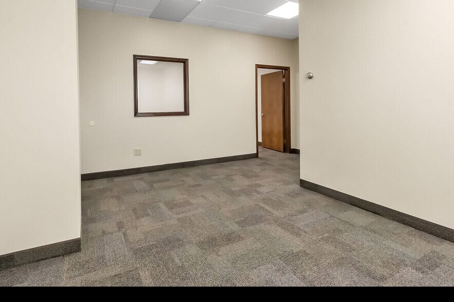 More Photos Of 5586 Main St, Williamsville Office For Lease