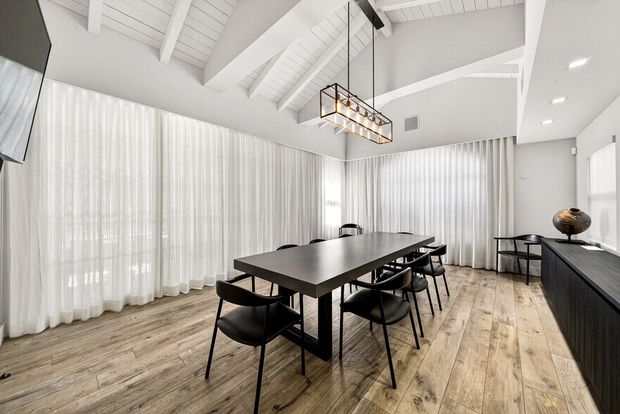 More Photos Of 5801 Biscayne Blvd, Miami Office For Lease