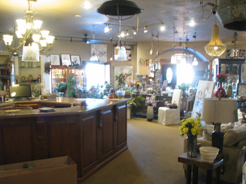 More Photos Of 2071 Central Dr, Green Bay General Retail For Lease