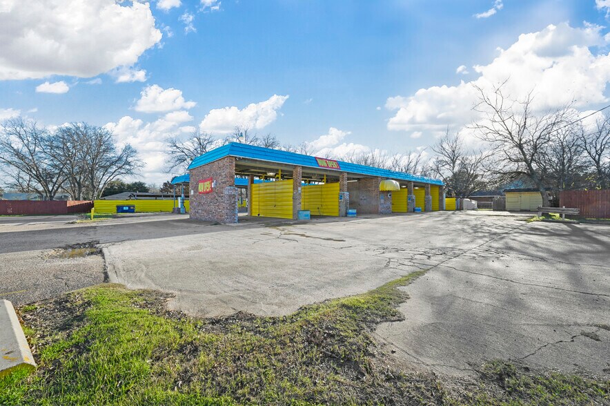 More Photos Of 805 Poindexter Ave, Cleburne Carwash For Sale