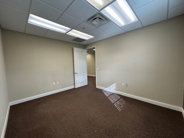 More Photos Of 5601-5605 Marquesas Cir, Sarasota Office For Lease