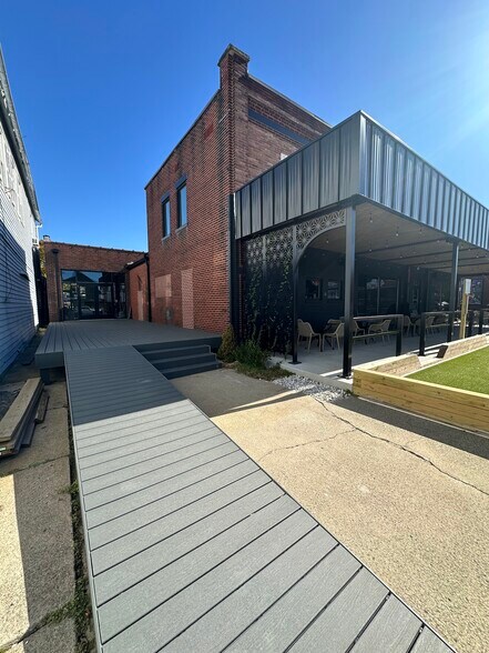 More Photos Of 154 S Main St, Zelienople Freestanding For Lease