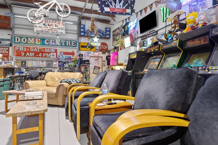 More Photos Of 1090 Knight's Trail Rd, North Venice Light Distribution For Sale