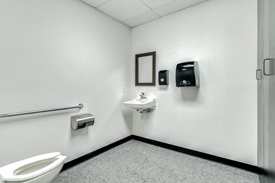 More Photos Of 1101 Alma St, Tomball Medical For Lease