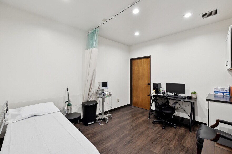 More Photos Of 2128 Babcock Rd, San Antonio Medical For Sale