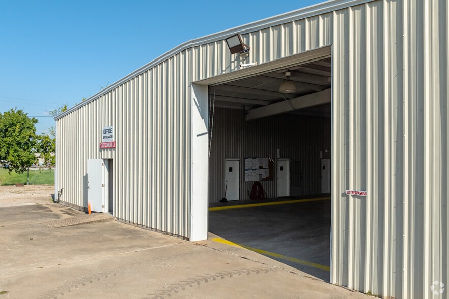 More Photos Of 13523 Conklin Ln, Houston Warehouse For Lease