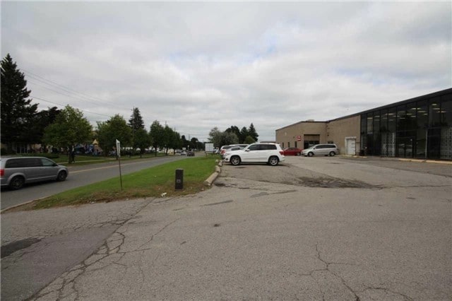More Photos Of 25 Heritage Rd, Markham Warehouse For Lease
