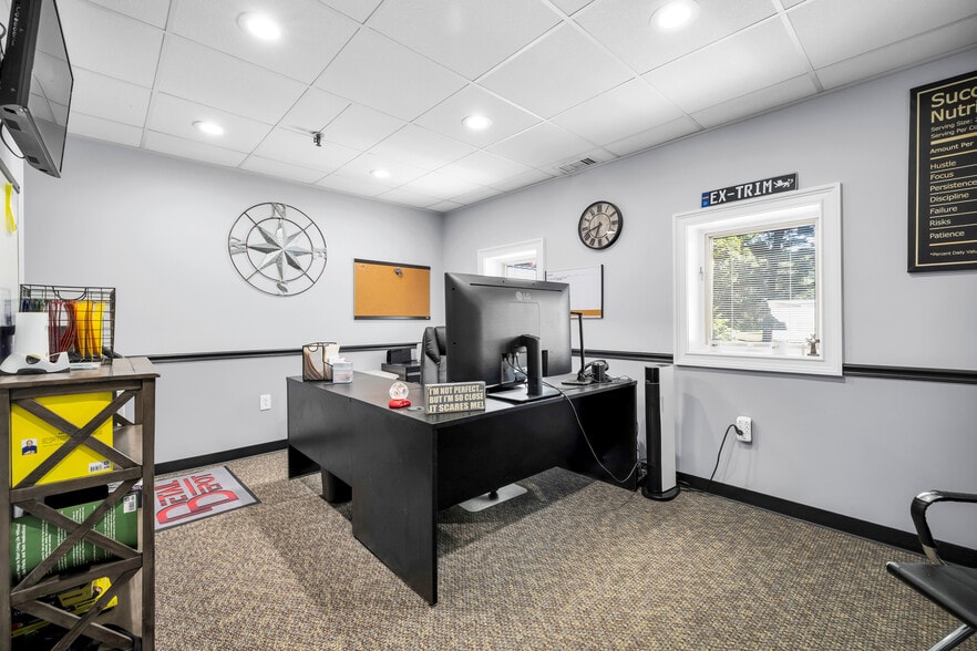 More Photos Of 300 Riverside Ave, Bristol Manufacturing For Sale