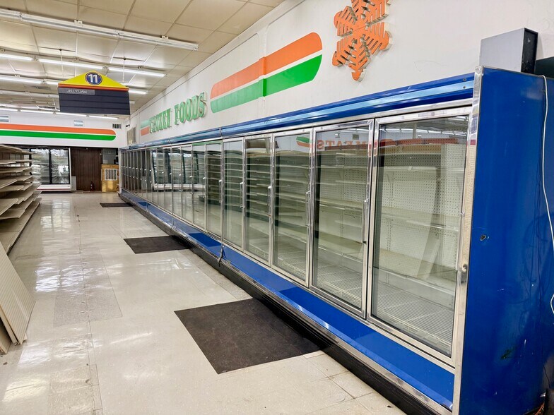 More Photos Of 881 S Walnut St, Bernie Storefront For Sale
