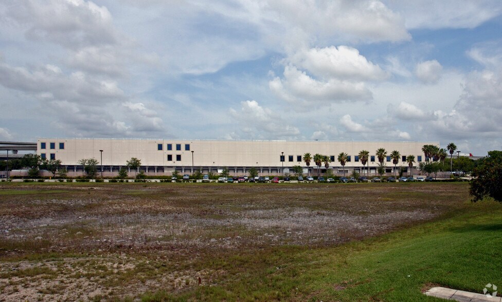 More Photos Of 251 International Pky, Sunrise Warehouse For Lease