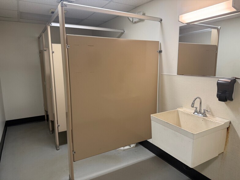 More Photos Of 36 Cedar St, East Hartford Manufacturing For Lease