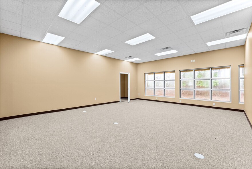 More Photos Of 2231 Stokes Rd, Clarksville Storefront Retail Office For Lease