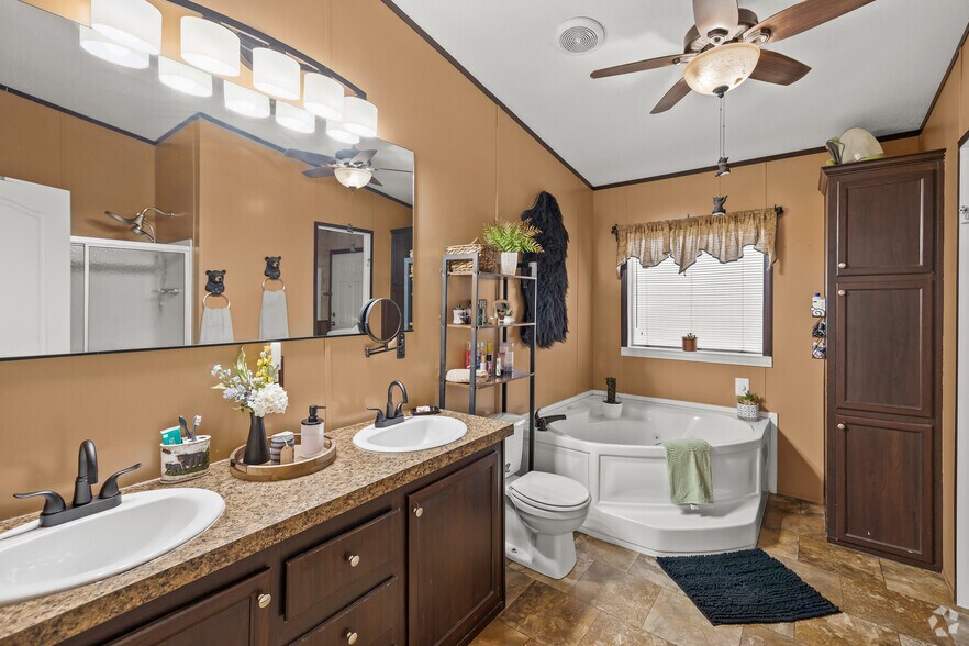 More Photos Of 6212 FM 933, Blum Warehouse For Sale