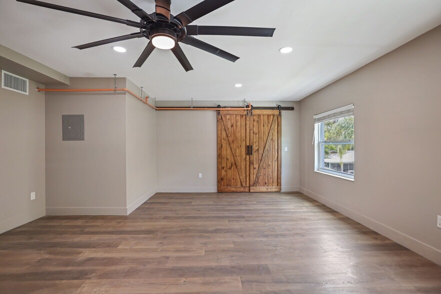 More Photos Of 10830 Navajo Dr, Saint Petersburg Showroom For Sale