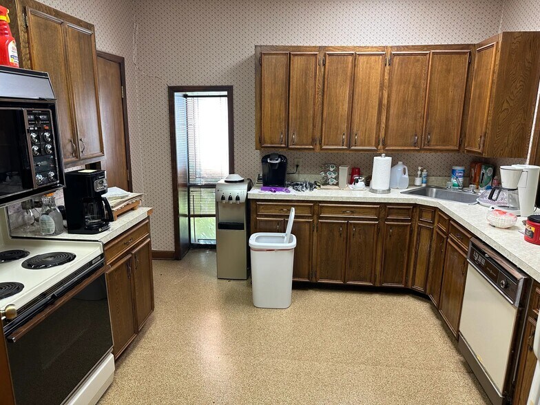 More Photos Of 5685 Highway 18 W, Jackson Office For Sale