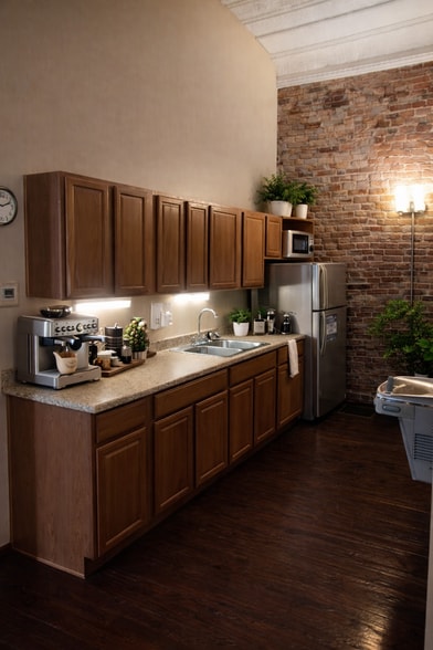 More Photos Of 163 E Center St, Marion Office For Lease