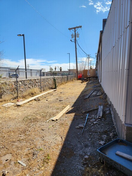 More Photos Of 115 Montoya Rd, El Paso Flex For Lease