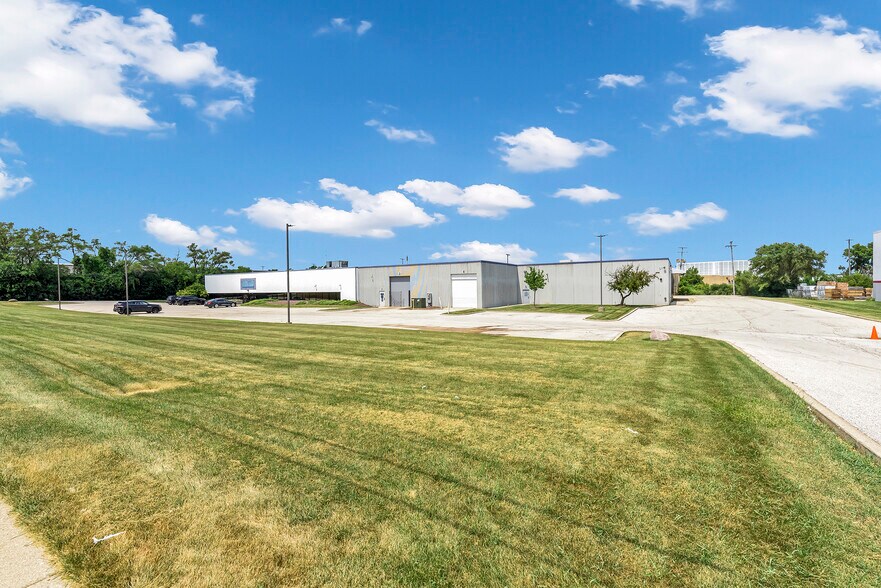 More Photos Of 1200 E Devon Ave, Elk Grove Village Warehouse For Lease