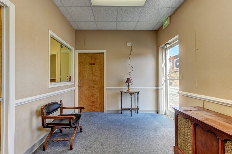 More Photos Of 247 W Kings Hwy, Eden Storefront Retail Office For Sale