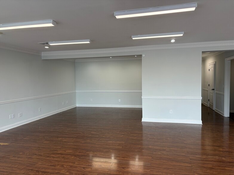 More Photos Of 1161 NW Broad St, Murfreesboro Office For Lease