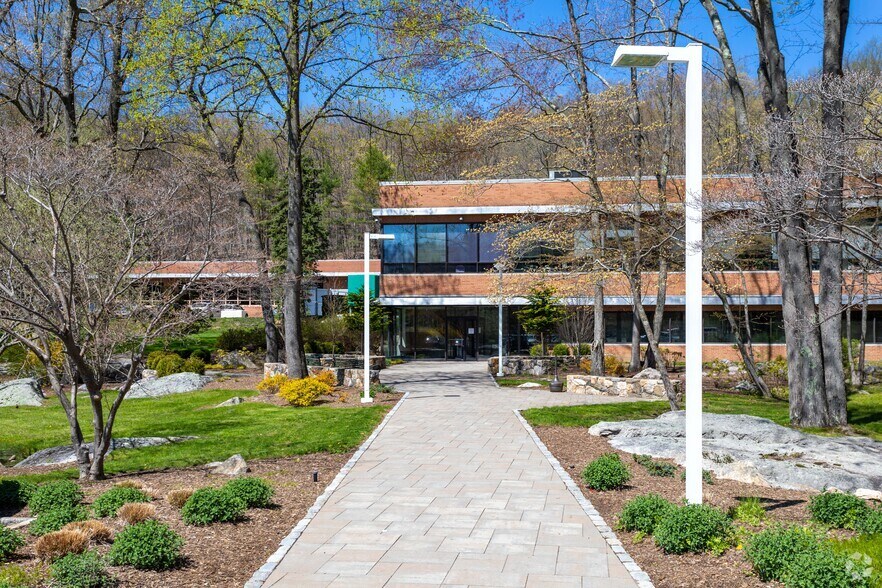 More Photos Of 28 Kaysal Ct, Armonk Office For Lease