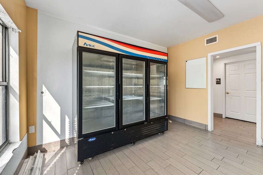 More Photos Of 3062 Beach Blvd S, Gulfport Freestanding For Sale
