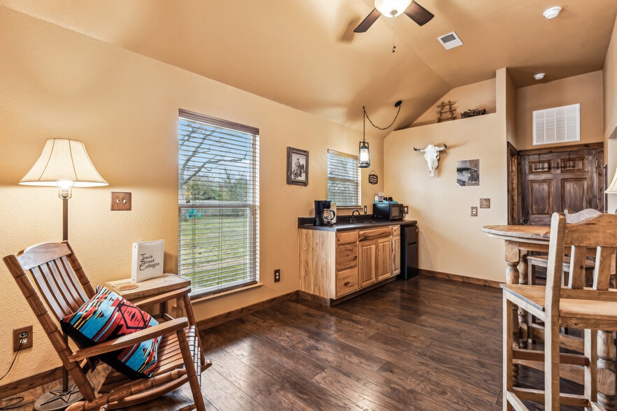 More Photos Of 512 N Travis St, Granbury Hospitality For Sale