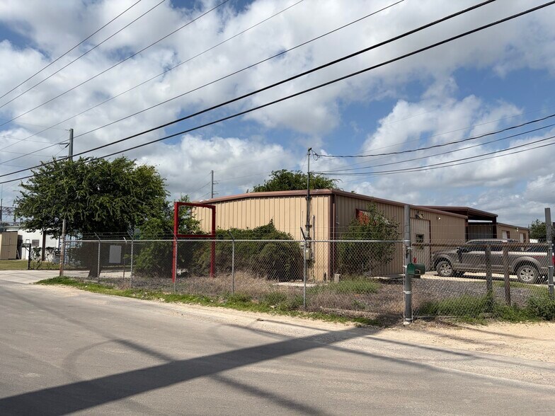 More Photos Of 2476 N Heideke St, Seguin Industrial For Sale